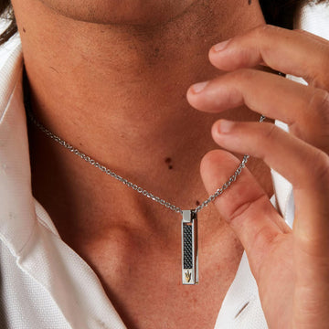 Ανδρικό κολιέ Maserati JM423AVD19 ατσάλινο ασημί με κρεμαστό με μαύρες λεπτομέρειες και χρυσή τρίαινα.